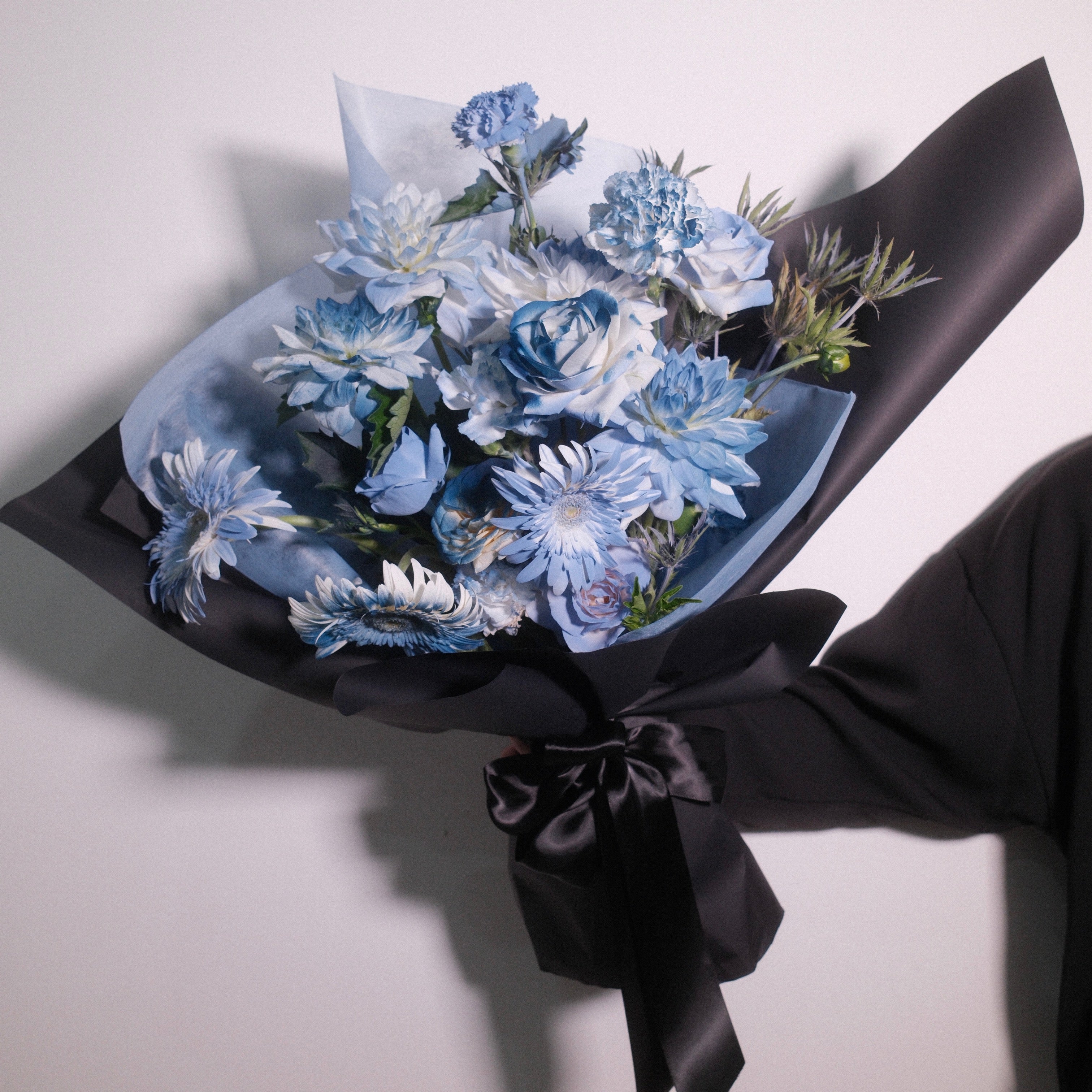 Close-up of the Aozora Luck bouquet with blue roses, dahlias and gerberas 