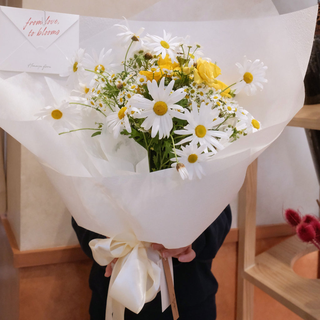 Uraraka daisy and chamomile bouquet, the perfect April birthday flower gift